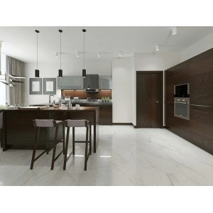 Helle, glänzende Feinsteinzeug Bodenfliese 60x120 cm in Marmoroptik verlegt in moderner Küche.