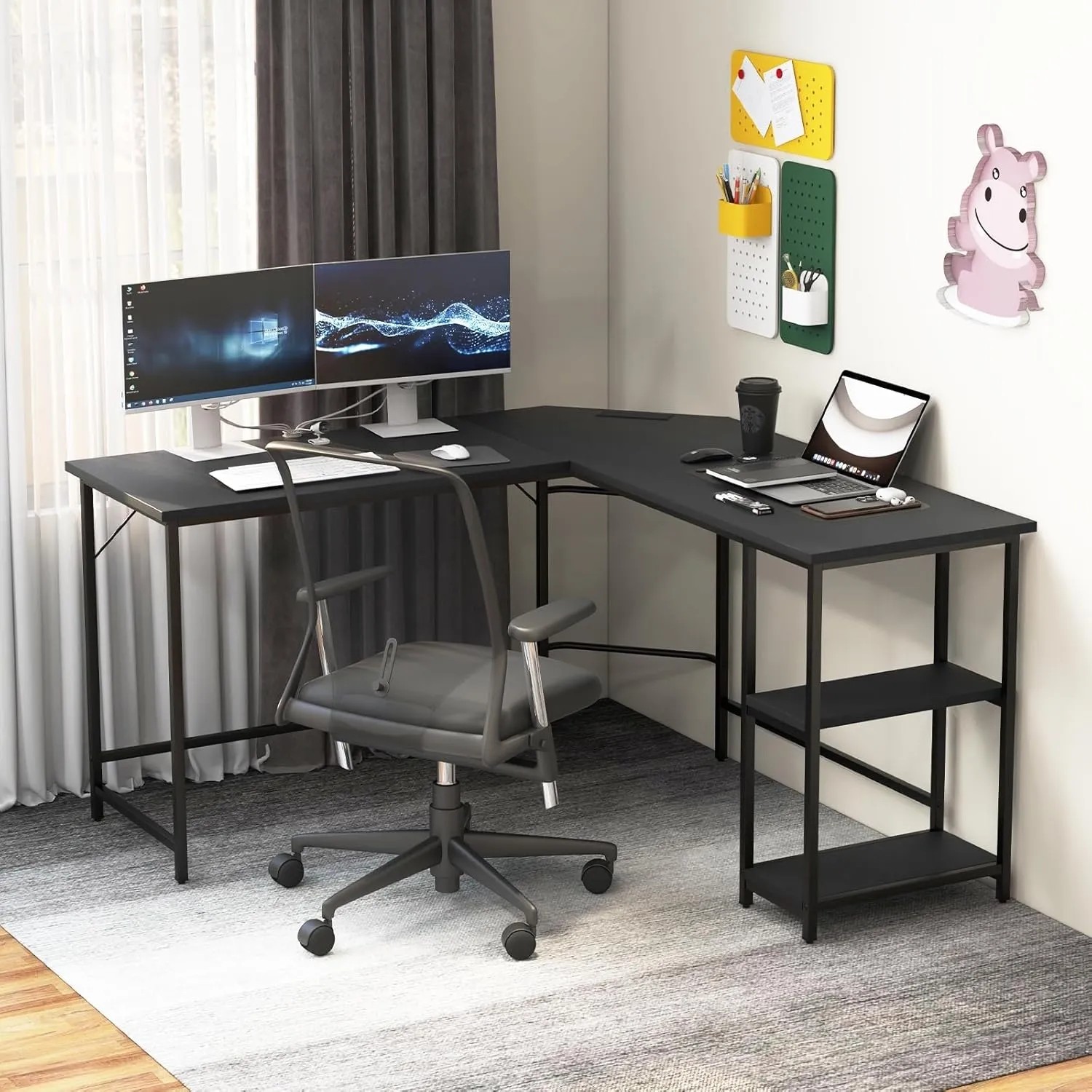 Schwarzer Costway L-förmiger Gaming Schreibtisch mit Ablageflächen für Büro oder Homeoffice.
