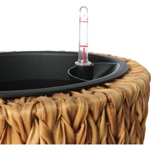 Detailaufnahme Pflanztopf Natur, geflochtene Optik, mit Wasserstandsanzeige.