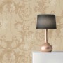 Beige Tadessi Vliestapete mit opulentem Barockmuster und verwitterter Struktur. Dekorative Wandgestaltung für Ihr Zuhause.