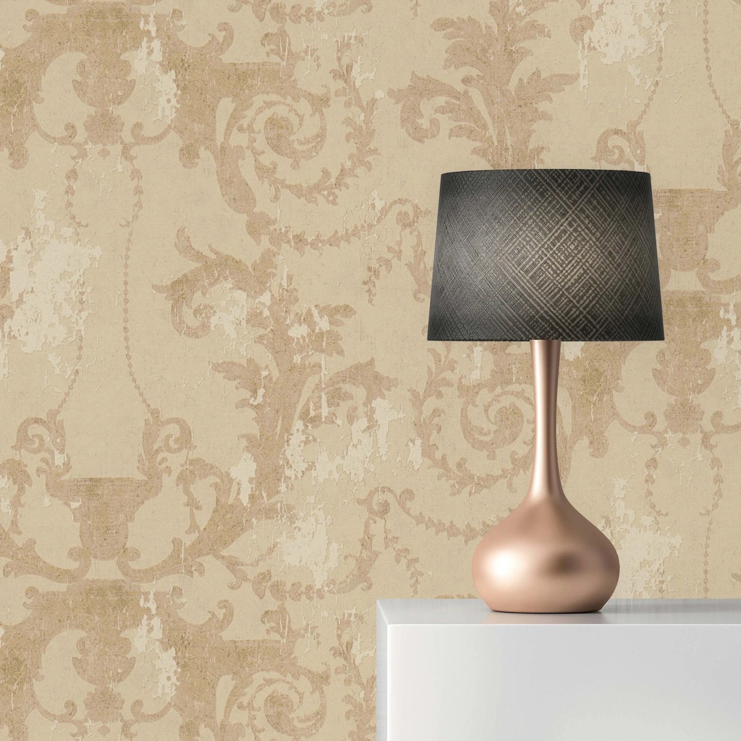 Beige Tadessi Vliestapete mit opulentem Barockmuster und verwitterter Struktur. Dekorative Wandgestaltung für Ihr Zuhause.