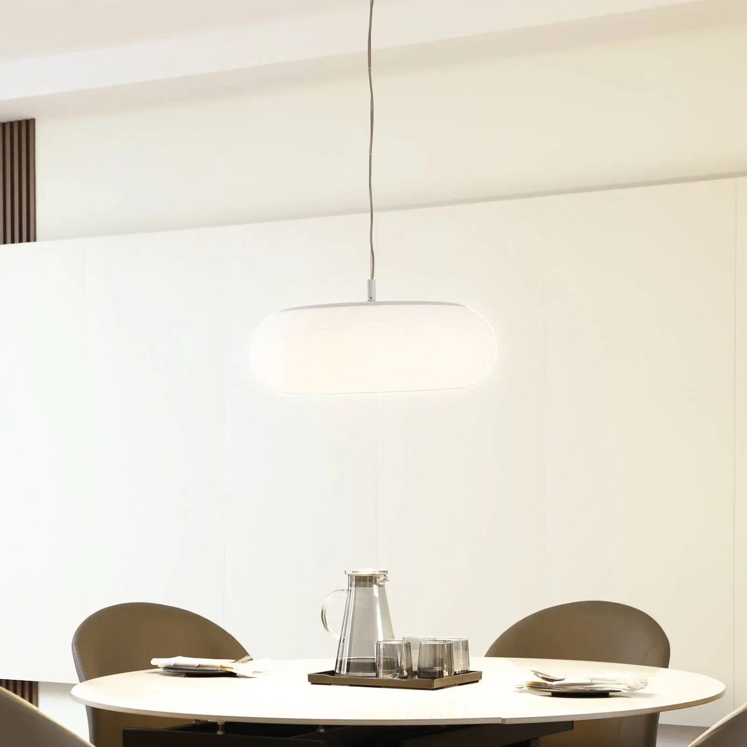 Weiße LED Smart Home Pendelleuchte mit Leselampe über Esstisch, dimmbar.
