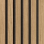 Akustikpaneel Eiche Natur auf Schwarz: Wandverkleidung mit Holz- und Filzstreifen für besseren Raumklang.