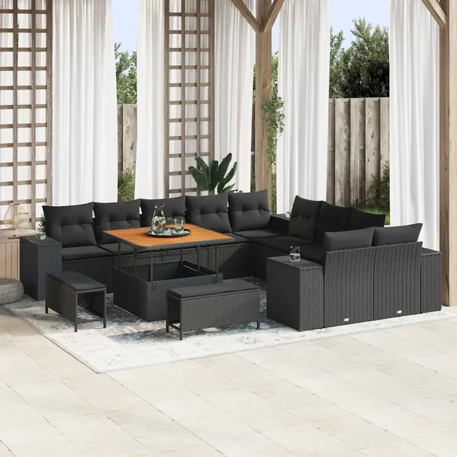 Schwarzes 13-tlg. vidaXL Garten-Sofa-Set aus Poly Rattan mit höhenverstellbarem Tisch.