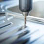 LUX Metallbohrer Comfort, 10 mm, beim Bohren in Metall mit einer Bohrmaschine.