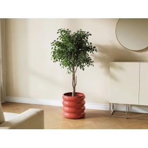 Terracotta Metall-Übertopf Lumoza 32 cm mit geripptem Design, bepflanzt im Wohnzimmer.