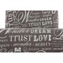 Grauer Esszimmerstuhl Textilbezug mit weißem Schriftzug: TRUST, LOVE, WONDER. Modernes Design.