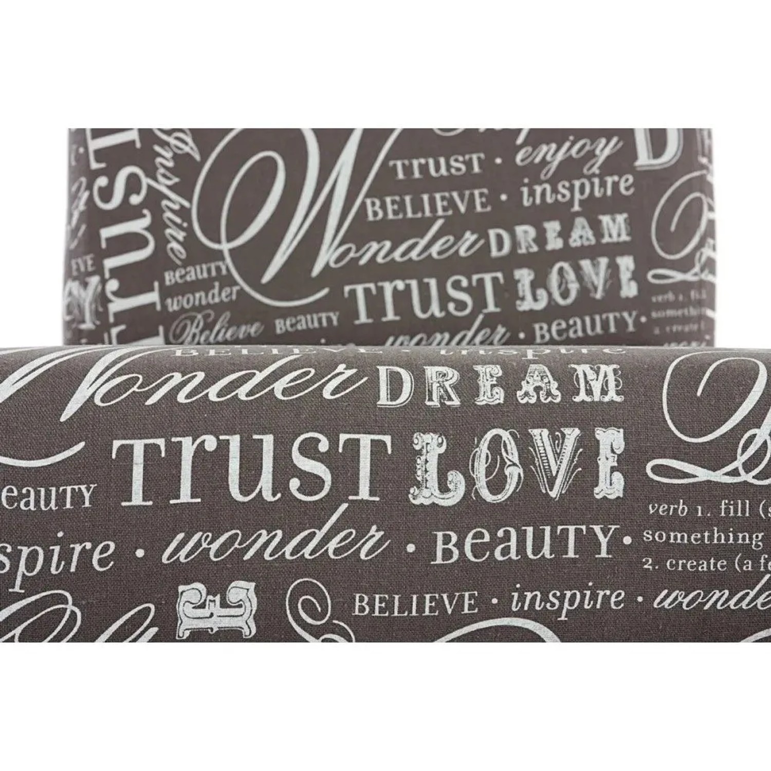 Grauer Esszimmerstuhl Textilbezug mit weißem Schriftzug: TRUST, LOVE, WONDER. Modernes Design.
