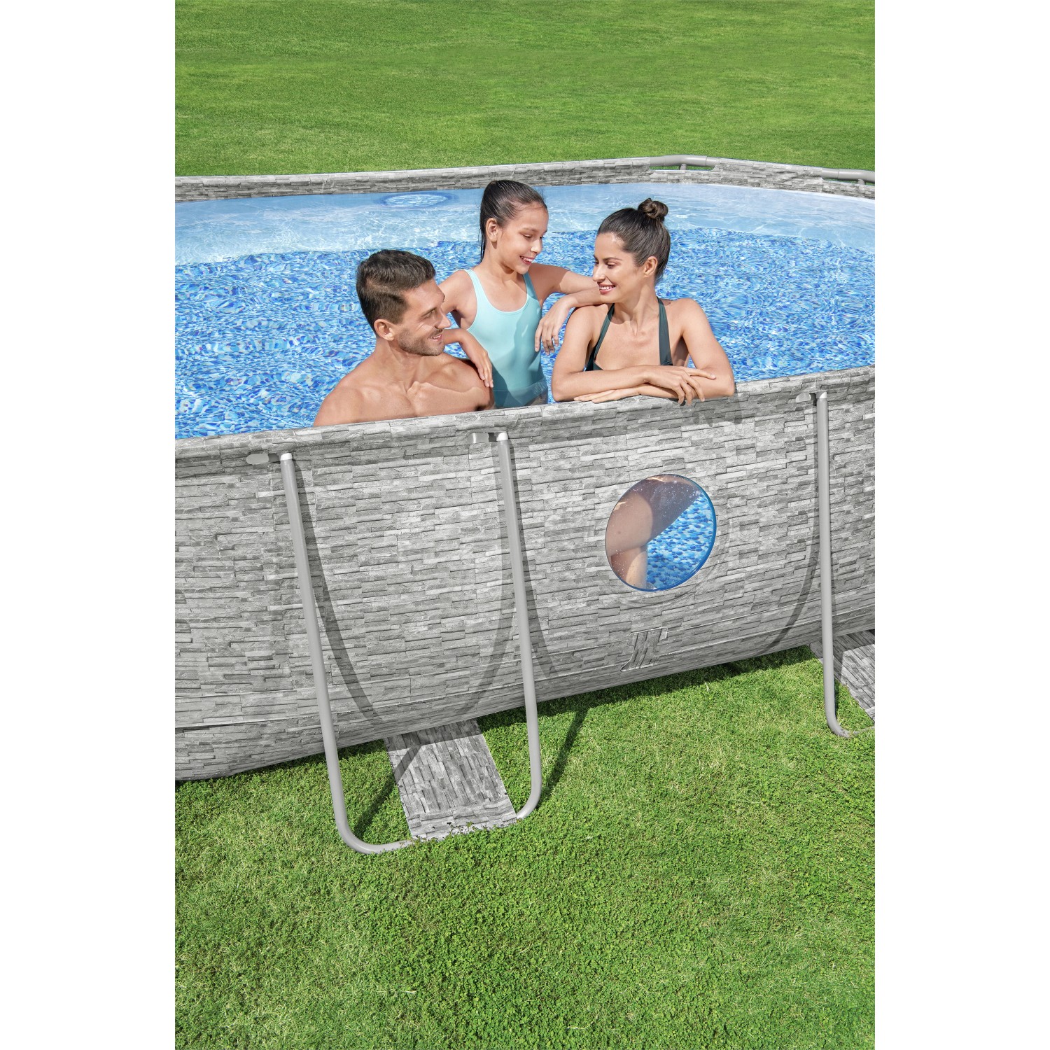 Bestway Stahlrahmenpool Set Power Steel Swim Vista mit Familie im Garten.