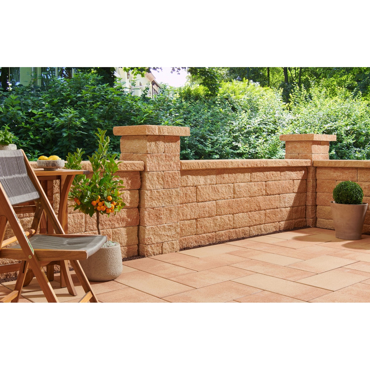 Bruchsteinmauer Pfeilerelement Sandstein, Teil eines Mauersystems für den Garten.