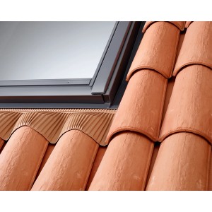 Velux Eindeckrahmen für Ziegel und Wellen in Anthrazit, 78x55 cm, Detailansicht auf dem Dach.