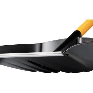 Detailaufnahme der Fiskars X-Series Schneeschaufel mit D-Griff und Metallblatt.