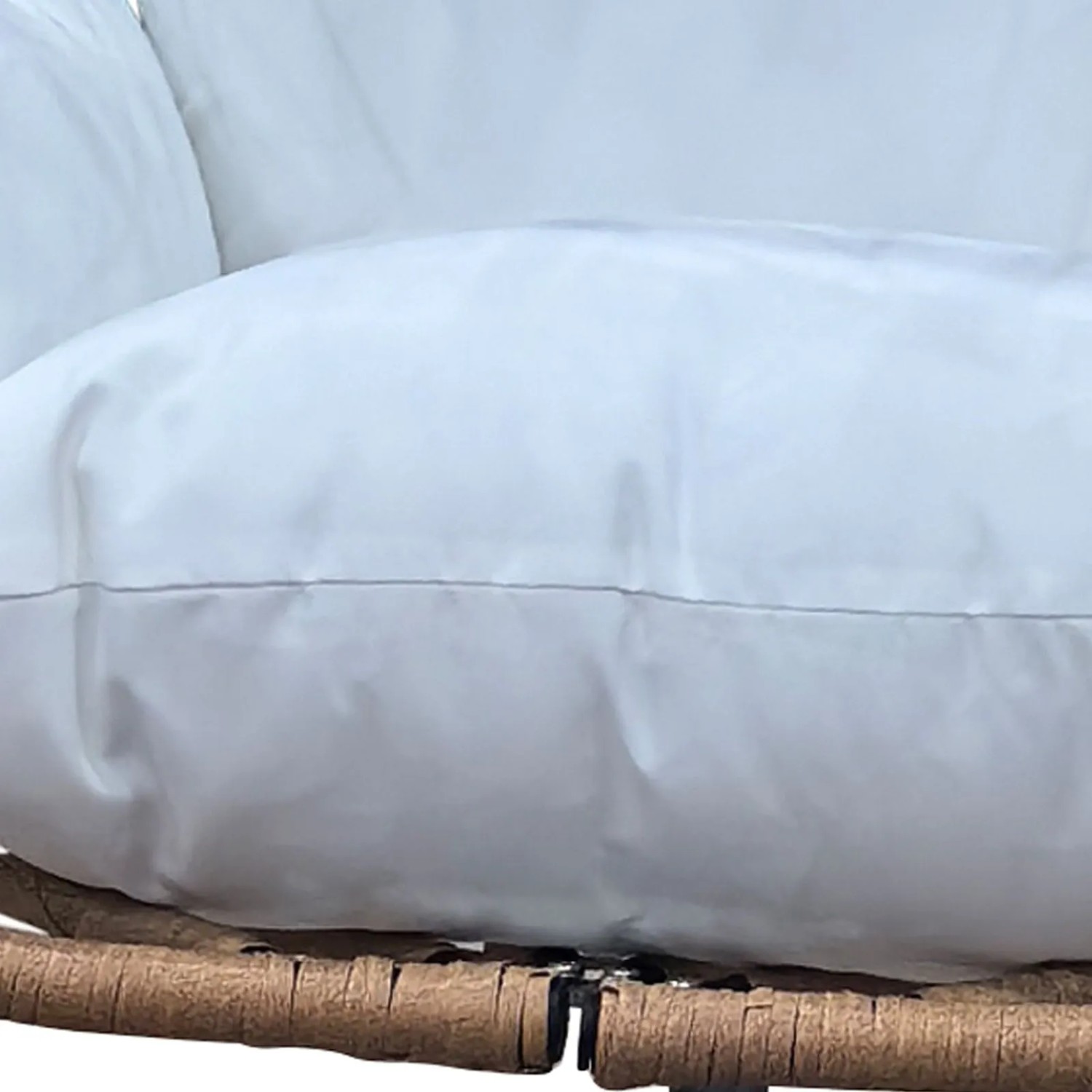 Detailaufnahme: Svita Shelly Hängesessel mit naturfarbenem Hängekorb und weißem Kissen.