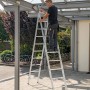 PROREGAL 2-teilige Sprossen-Mehrzweckleiter mit Traverse, 2x8 Sprossen im Einsatz.