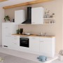Weiße Küchenzeile 330 cm mit Vintage Eiche-Arbeitsplatte und integrierten E-Geräten wie Backofen und Dunstabzugshaube.