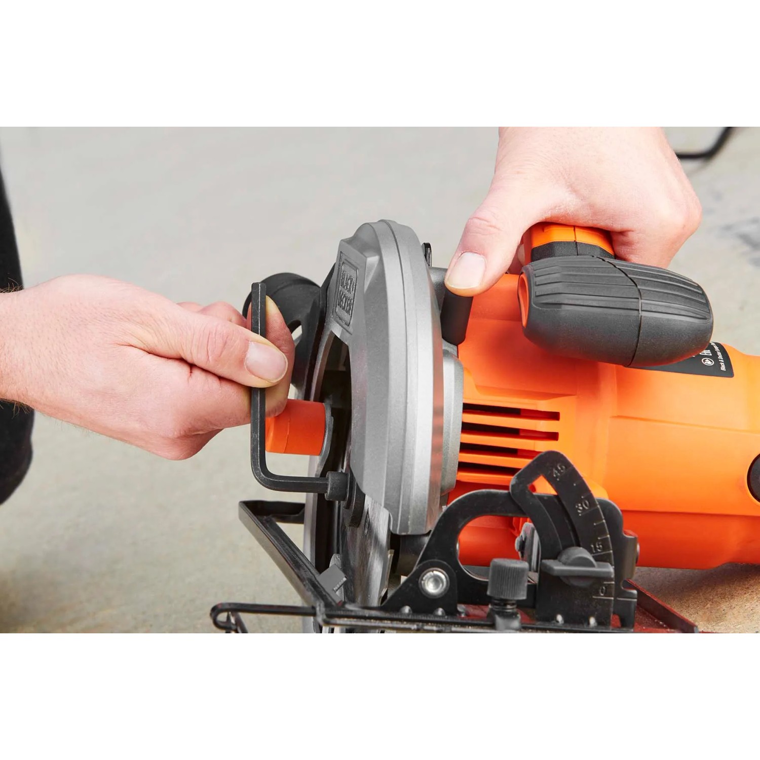 Black+Decker Handkreissäge CS1550 in Aktion, orange-schwarz, mit Sägeblatt. Hand führt Säge.