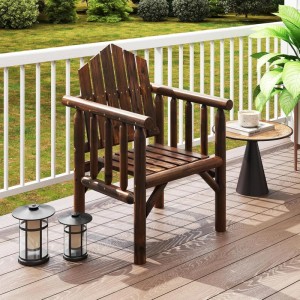 Brauner Gartenstuhl aus Holz mit hoher Rückenlehne und Armlehnen auf einer Terrasse.