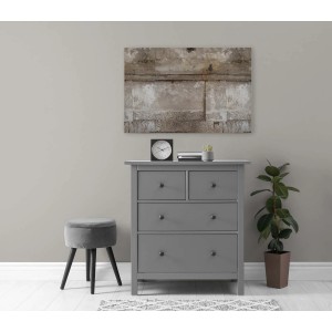 Wandbild im Industrial Style mit Betonwand-Motiv über grauer Kommode und Hocker.