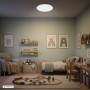 Weiße, runde Brilo LED-Deckenleuchte Verb mit Sternenhimmel-Effekt, Ø 48,5 cm, leuchtet ein Kinderzimmer hell aus.