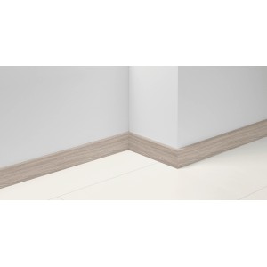 Parador Sockelleiste SL 18 Eiche D028, 70mm hoch, an einer weißen Wand und Boden befestigt.