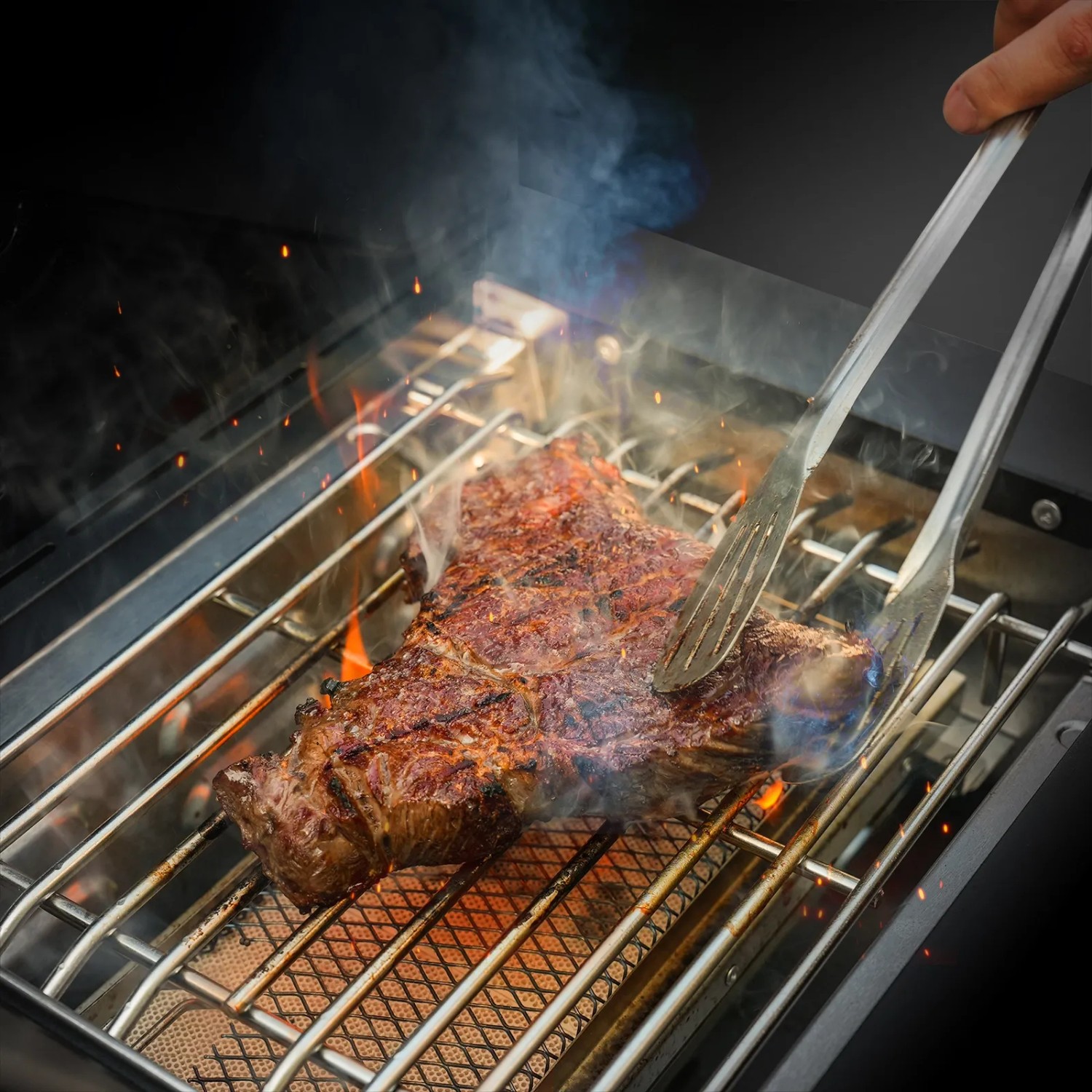 Saftiges Steak auf dem Taino Platinum Yamara Gasgrill mit Grillzange. Perfekt gegrillt!