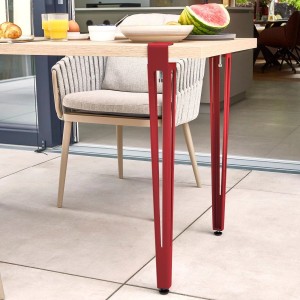 Rote, konische SOTECH ColorLine F-Tischbeine aus Stahl, an einem Holztisch. Ideal für DIY Möbelbeine.