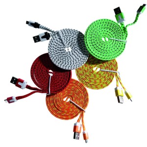 Mehrfarbige USB 2.0 Ladekabel mit Micro-USB Anschluss, aufgerollt.