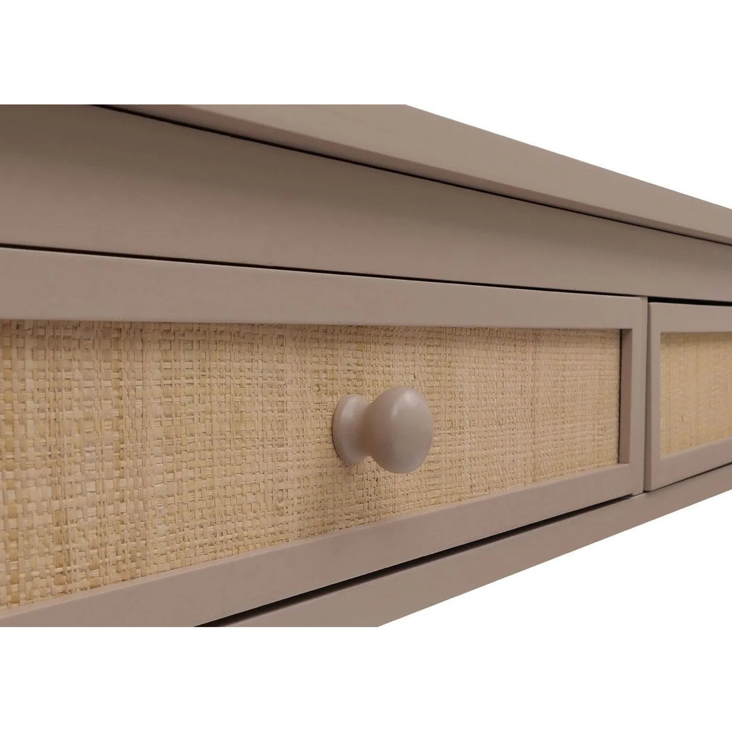 Detailansicht: Helltaupe Schreibtisch mit Bast-Schubladenfront und Holzknauf.