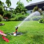 Gardena Premium Rasensprenger mit Schlitten bewässert Rasenfläche im Garten.