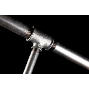 Staloc Gewindedichtung 5S72: Nahaufnahme von Metallrohren mit Gewinde, verbunden durch ein T-Stück. Dichtet Schraubverbindungen.