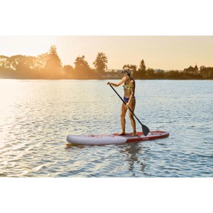 Frau paddelt auf rotem ZRAY Stand Up Paddle Board (SUP) X2 auf dem Wasser.