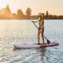 Frau paddelt auf rotem ZRAY Stand Up Paddle Board (SUP) X2 auf dem Wasser.
