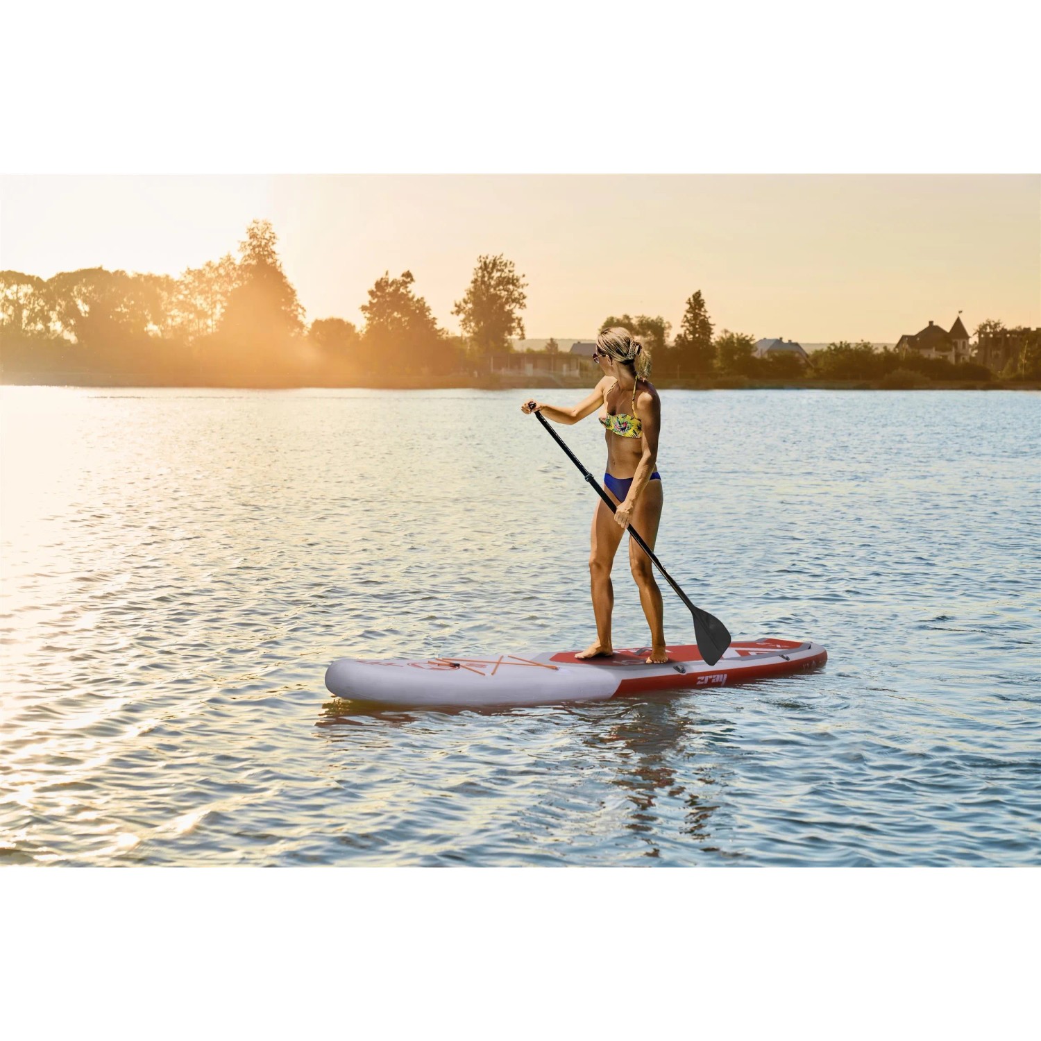 Frau paddelt auf rotem ZRAY Stand Up Paddle Board (SUP) X2 auf dem Wasser.