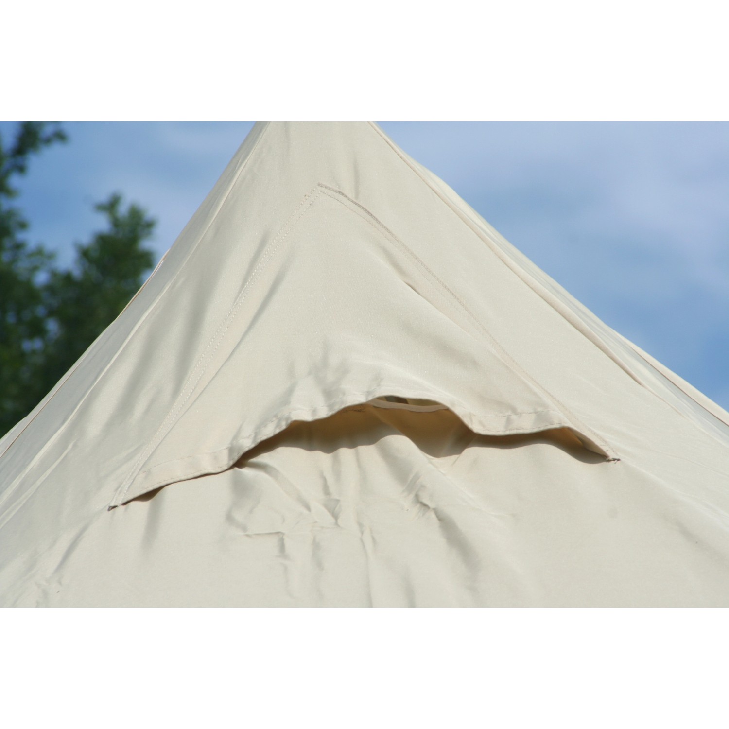 Detailaufnahme: Sandfarbenes Floracord Camping Sonnensegel in Pyramidenform mit Windtunnel.