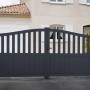 Casanoov Doppelflügeltor aus Aluminium, 3,4 m breit, 140 cm hoch, in Grau. Gartentor im "Chapeau de Gendarme"-Stil.
