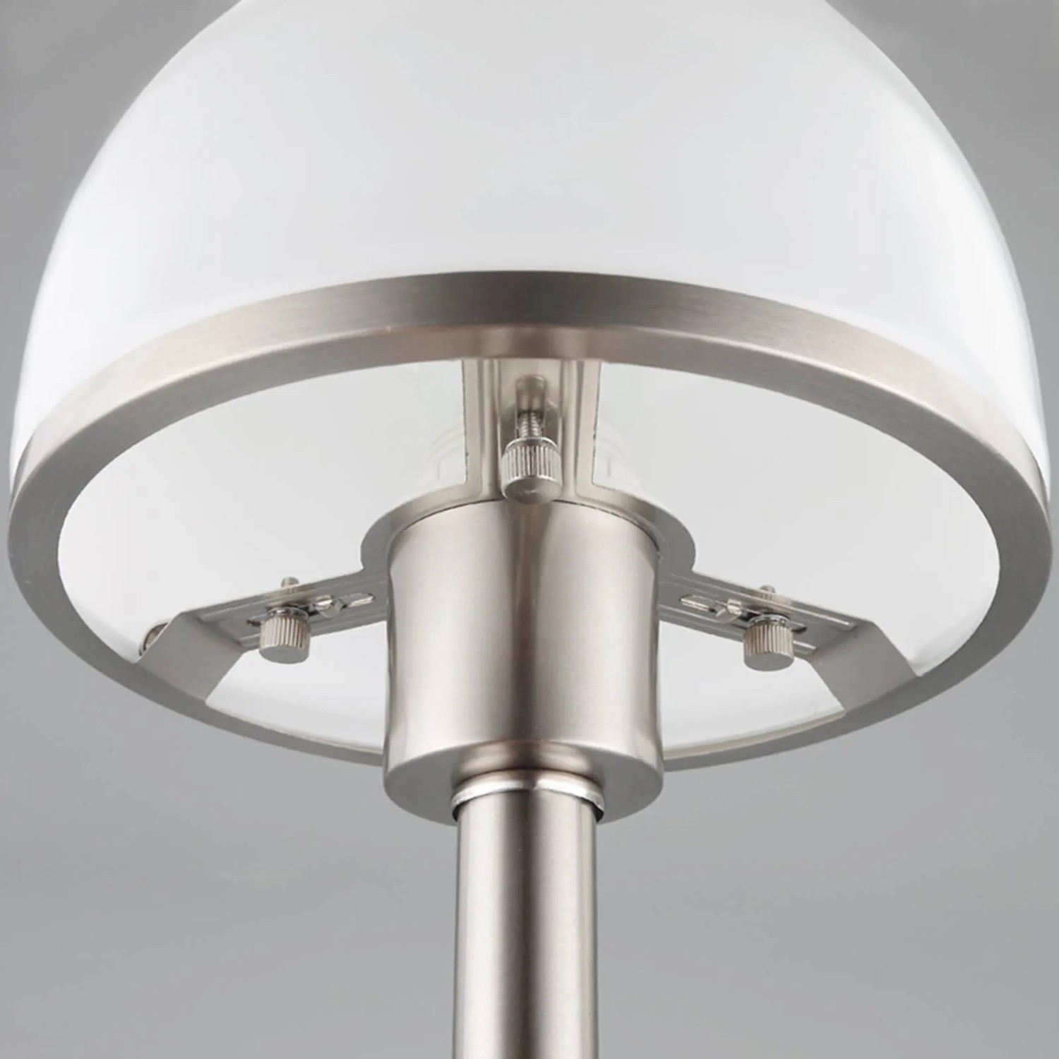 Lindby Jolie Design-Tischlampe aus Metall mit weißem, halbkugelförmigem Schirm. Modern für Schlafzimmer.