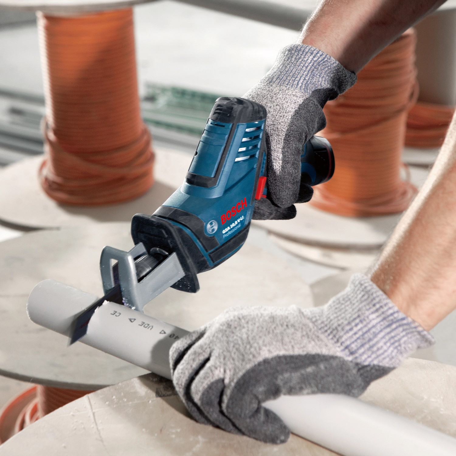 Bosch Professional Akku-Säbelsäge GSA 12V-14 beim Sägen eines Rohrs.