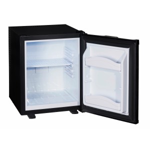 Schwarzer PKM Minibar-Kühlschrank MC35E mit geöffneter Tür, Innenraum mit Regalboden und Türablagen sichtbar.