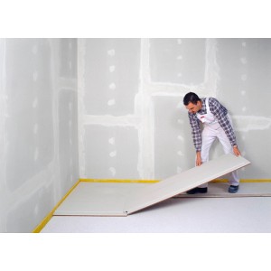 Mann verlegt Trockenestrich-Komplettpaket 20 mm. Gipsfaserplatten für den Innenausbau.