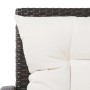Detailaufnahme: Braunes Rattan Gartenmöbel-Set mit cremefarbenen Auflagen.