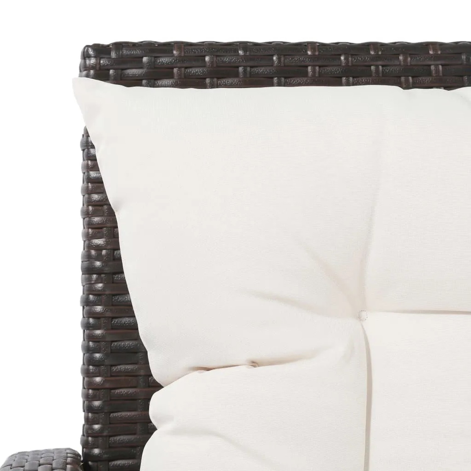 Detailaufnahme: Braunes Rattan Gartenmöbel-Set mit cremefarbenen Auflagen.