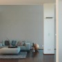 Wohnraum mit grauer Vliestapete Spot 2 Uni von OBI an der Wand.