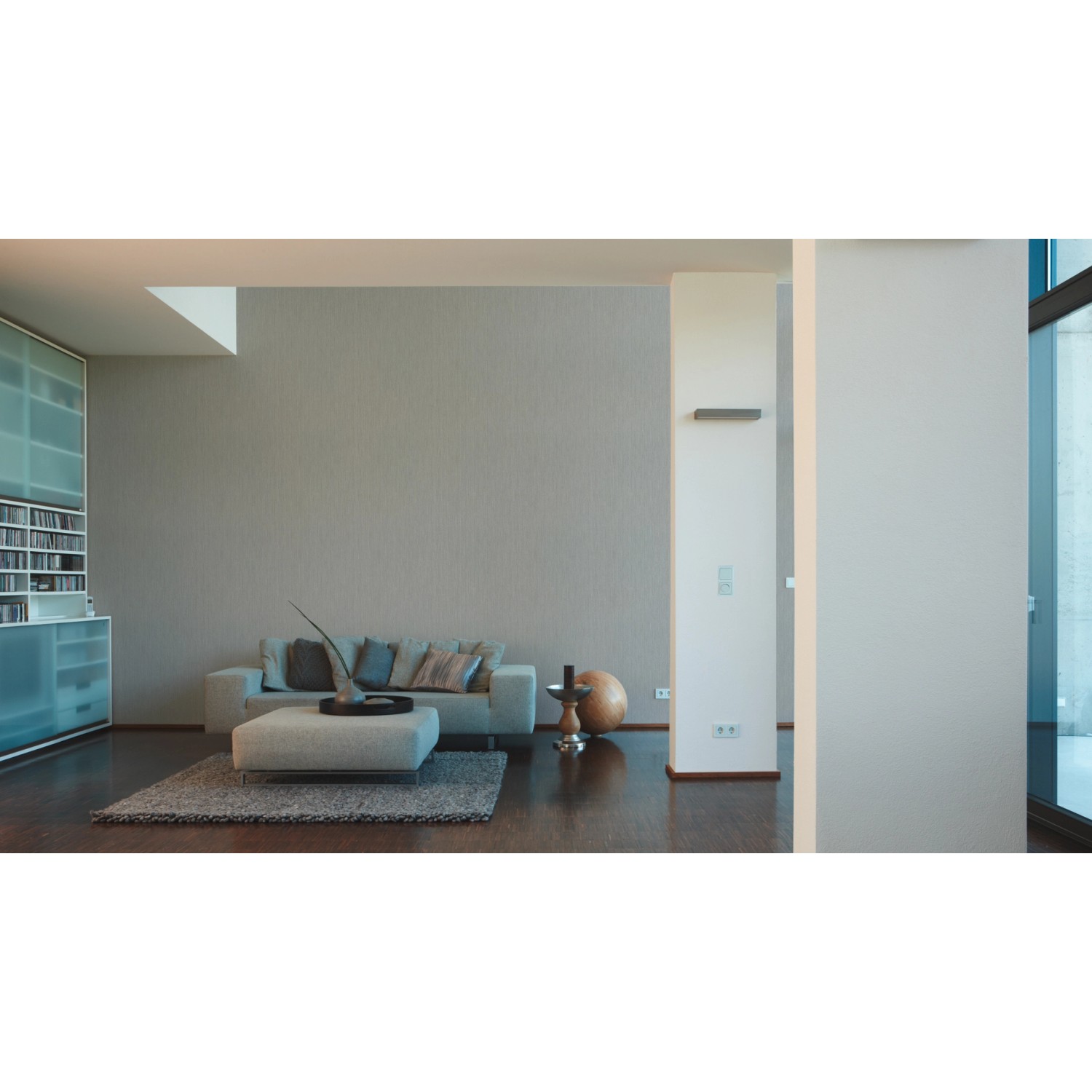 Wohnraum mit grauer Vliestapete Spot 2 Uni von OBI an der Wand.