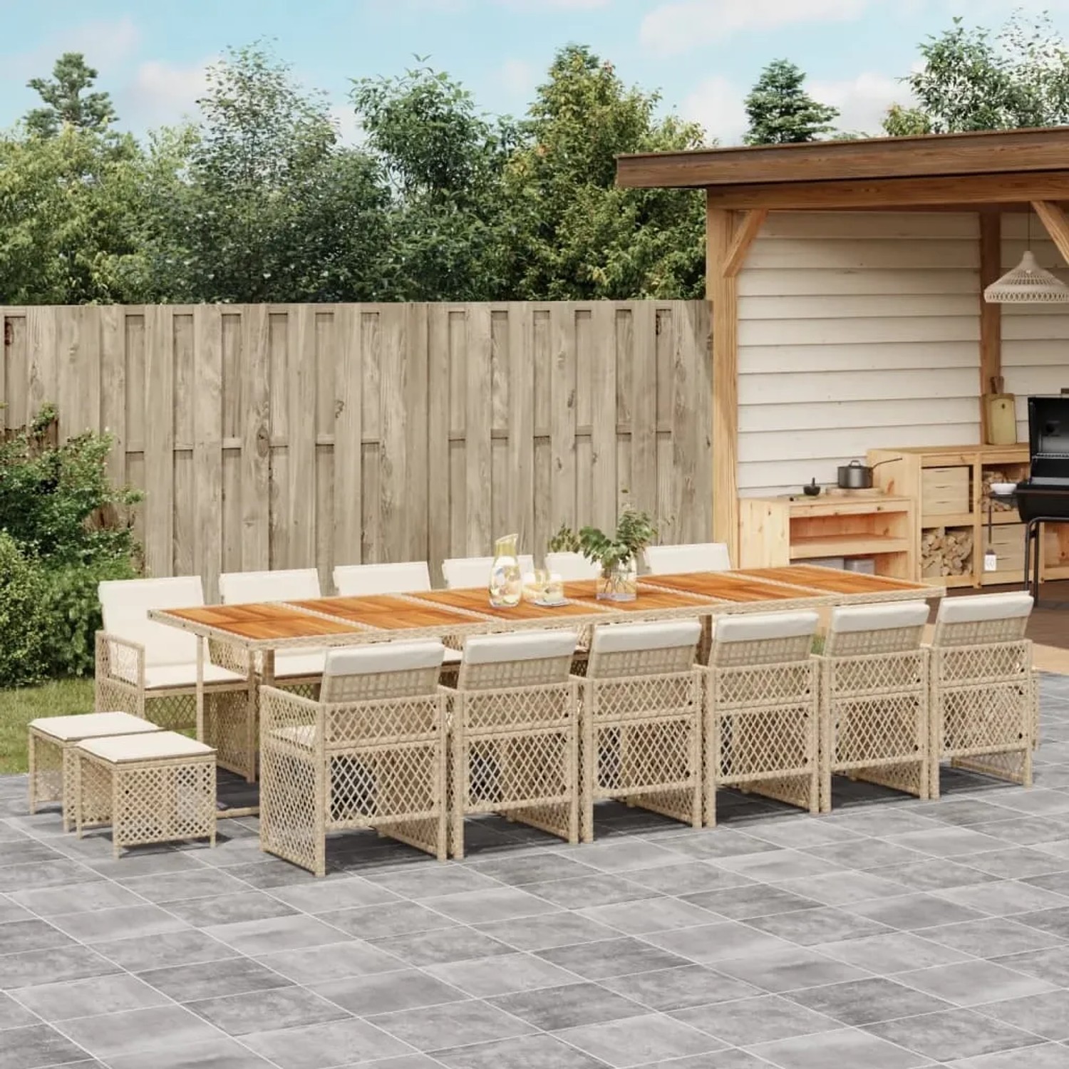 Beige 17-tlg. Garten-Essgruppe aus Rattan mit Tisch, Stühlen und Kissen für den Garten.