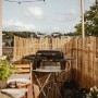 Enders Urban II Gasgrill, mobiler Tischgrill mit 2 Brennern und Alugussgehäuse auf Balkon.