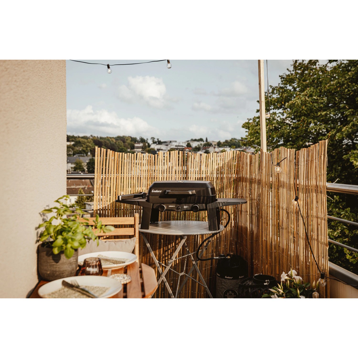 Enders Urban II Gasgrill, mobiler Tischgrill mit 2 Brennern und Alugussgehäuse auf Balkon.