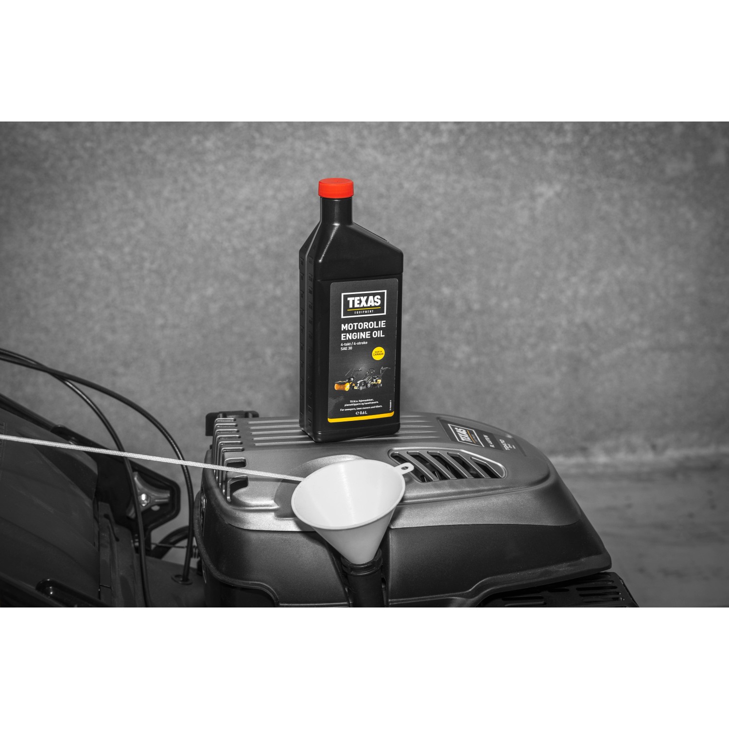 Texas Motoröl SAE30 0,6 l auf Rasenmäher, mit Einfülltrichter. Zubehör für Kettensägen.