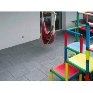 Diephaus Terrassenplatten Aguna Quarz-Anthrazit 40x40 cm auf Terrasse mit Hängematte und Spielgerüst.
