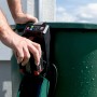 metabo Akku-Tauchpumpe TPF 18 LTX 2200 am Regenfass mit Akku. Elektro-Pumpe für Gartenbewässerung.