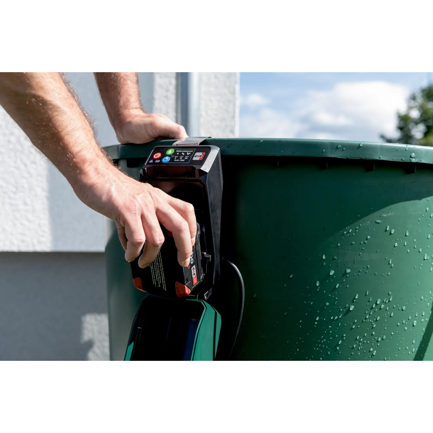 metabo Akku-Tauchpumpe TPF 18 LTX 2200 am Regenfass mit Akku. Elektro-Pumpe für Gartenbewässerung.